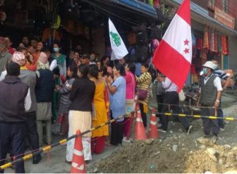 घरदैलोसँगै मतदाताको समस्या बुझ्दै पोखरा १ का काग्रेस उम्मेदवार