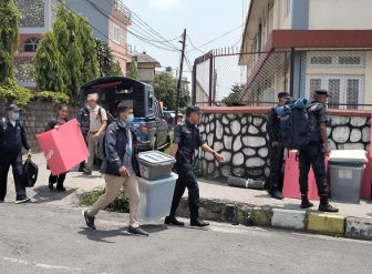 कास्कीमा निर्वाचन सामग्री बोकेर मतदानस्थल तर्फ