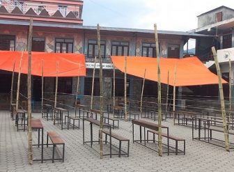 कास्कीमा मतदान केन्द्र र गणनास्थल तयार, पानी छेक्न त्रिपाल