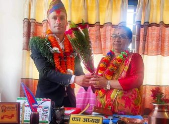 पोखरा १२ का वडाध्यक्ष आमाद्वारा वडाध्यक्ष छोरालाई पद हस्तान्तरण