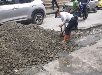 भारी वर्षाले सडक खोलेपछि पोखरा –१५ का खाल्डो पुर्न अघि सरे जनप्रतिनिधि