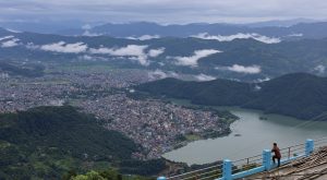 पोखरा महानगरपालिका वडा नम्बर १८ सराङकोटबाट देखीएको फेवाताल र पोखराको दृश्य । तस्बिरः सागर राज तिमिल्सिना
