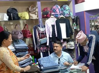 पोखराका फेन्सी पसलमा महानगरको अनुगमन, दुई पसललाई जरिवाना