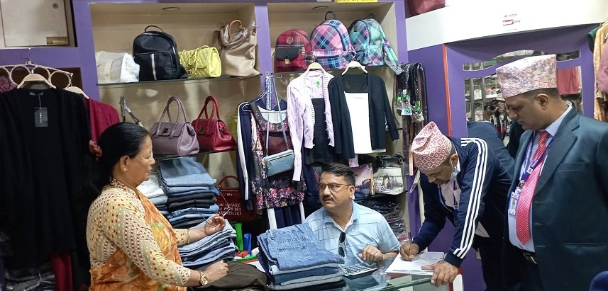 पोखराका फेन्सी पसलमा महानगरको अनुगमन, दुई पसललाई जरिवाना