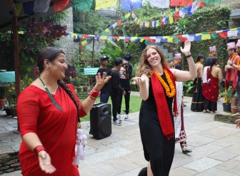 पोखरामा पर्यटकका निधारमा सप्तरंगी टीका