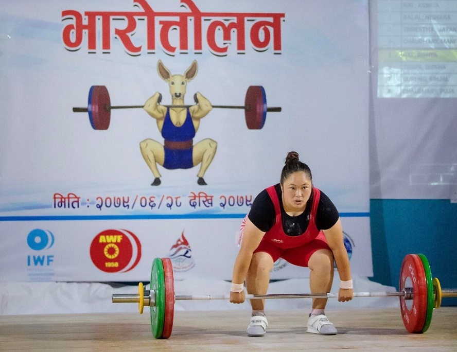 भारत्तोलनमा एपिएफलाई पहिलो स्वर्ण, नेपाल प्रहरीकी विद्या राईको कीर्तिमान