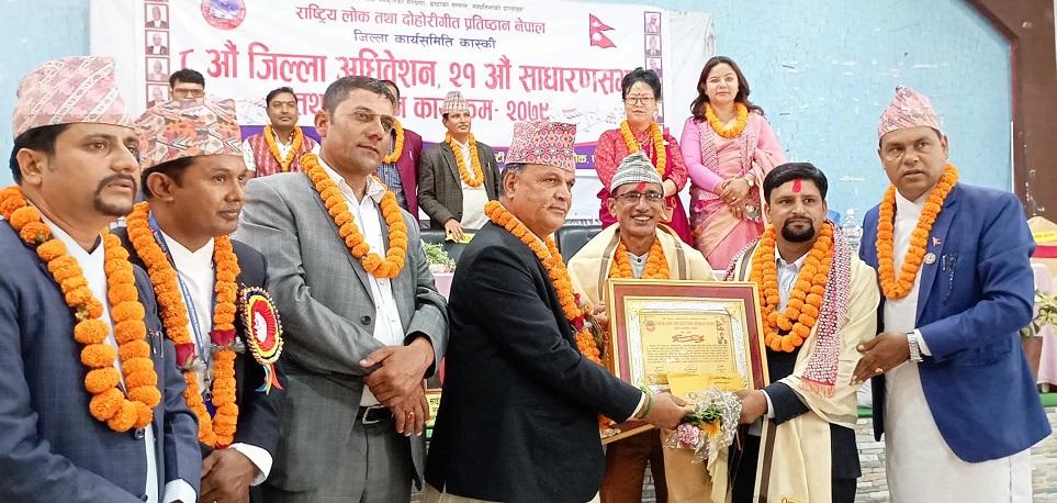 पत्रकार गिरीलाई लोकदोहोरी पत्रकारीता सम्मानबाट सम्मानित