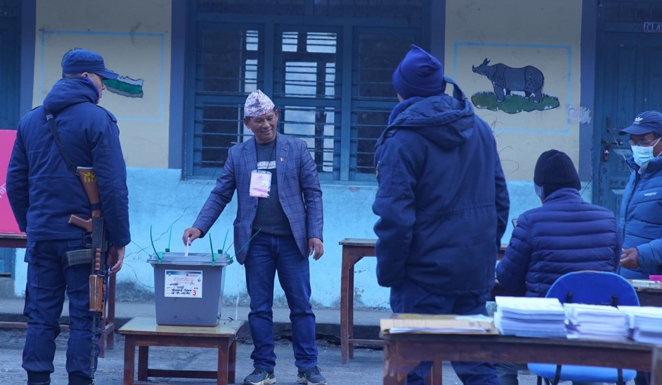 गण्डकी प्रदेश सभा सदस्यका उम्मेदवार श्यामले गरे मतदान