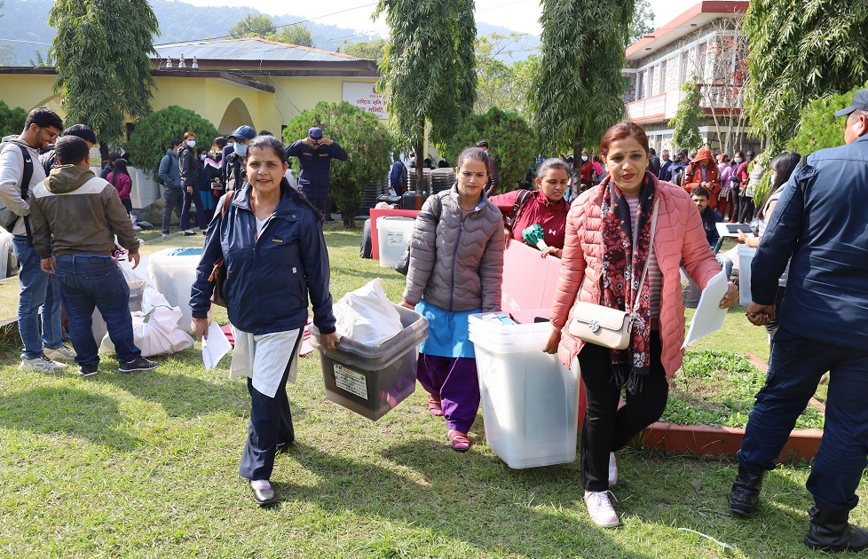 मतदानका लागि आवश्य सामग्री बोकेर मतदान स्थल जादै