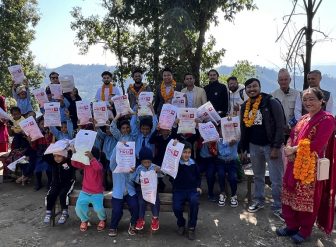ऋक्रियसनको बार्षिक उत्सवमा दुई विद्यालयका विद्यार्थीलाई शैक्षिक सामग्री