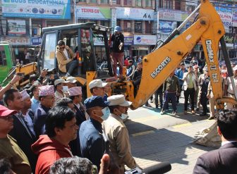 पोखरामा भूमिगत पार्किङमा महानगरले डोजर चल्यो, व्यवसायीलाई मेयरको प्रश्न, अझै कति घण्टा पर्खनु पर्ने ?