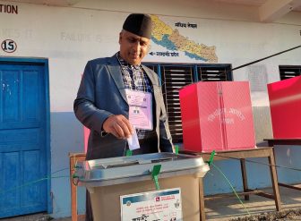 मतदान गर्दै गण्डकी प्रदेशका अर्थमन्त्री तथा कास्की ३ का उमेद्वार जिवन बराल ।