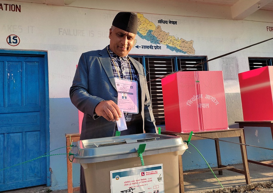 मतदान गर्दै गण्डकी प्रदेशका अर्थमन्त्री तथा कास्की ३ का उमेद्वार जिवन बराल ।