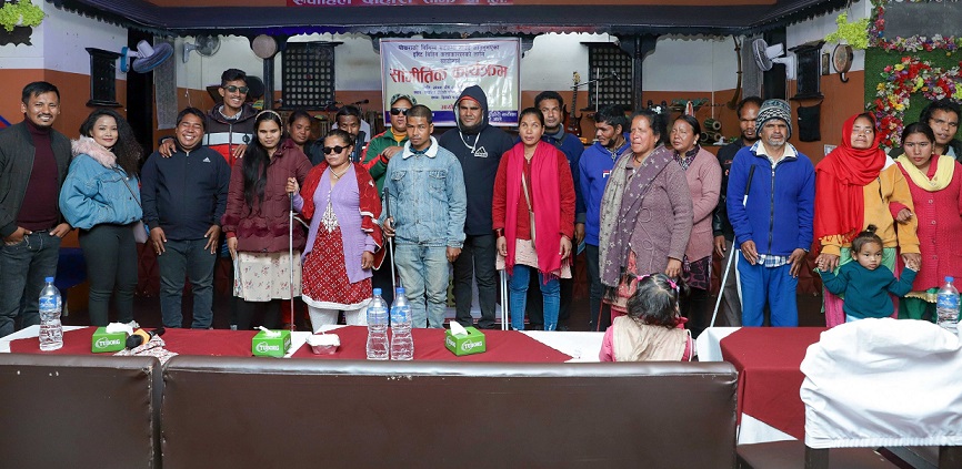 सडकमा गाउने २२ जना दृष्टिविहिनलाई लामा अमृत फाउण्डेशनको आर्थिक सहयोग