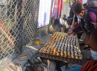 मृत आत्माशान्तिको कामना गर्दै विमान दुर्घटनास्थलमा बौद्ध पूजा