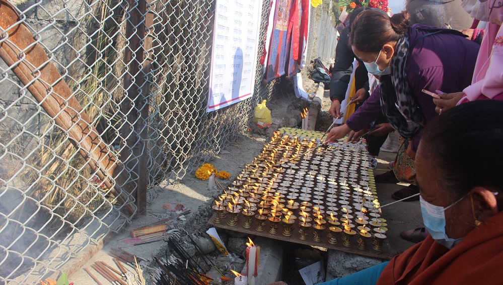 मृत आत्माशान्तिको कामना गर्दै विमान दुर्घटनास्थलमा बौद्ध पूजा