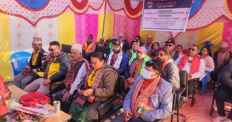 डुलुवा टिमद्धारा पर्वतको पालुस्थान माविका विद्यार्थीलाई सामग्री सहयोग