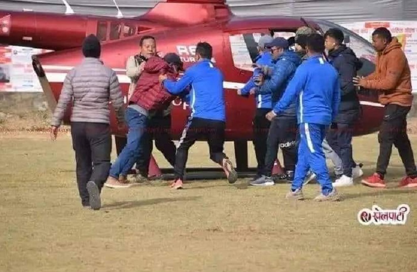 स्याङ्जा फुटबल खेल चलिरहेका बेला हेलिकप्टर ल्याण्ड, क्याप्टेन र यात्रु कुटिए