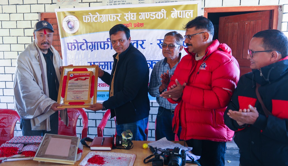 हिमचितुवाको फोटो खिच्ने टासीलाई सम्मान