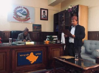 यातायातमा प्रदेशकै सर्भर र व्यवहारिक मापदण्ड माग गर्दै मन्त्रि चुमानलाई ज्ञापनपत्र