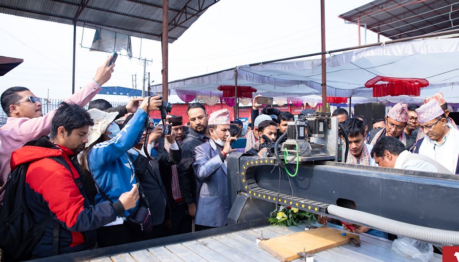 पोखराका २० वर्षीय अभिनासले बनाए काठमा साइन बोर्ड कोर्ने मेसिन