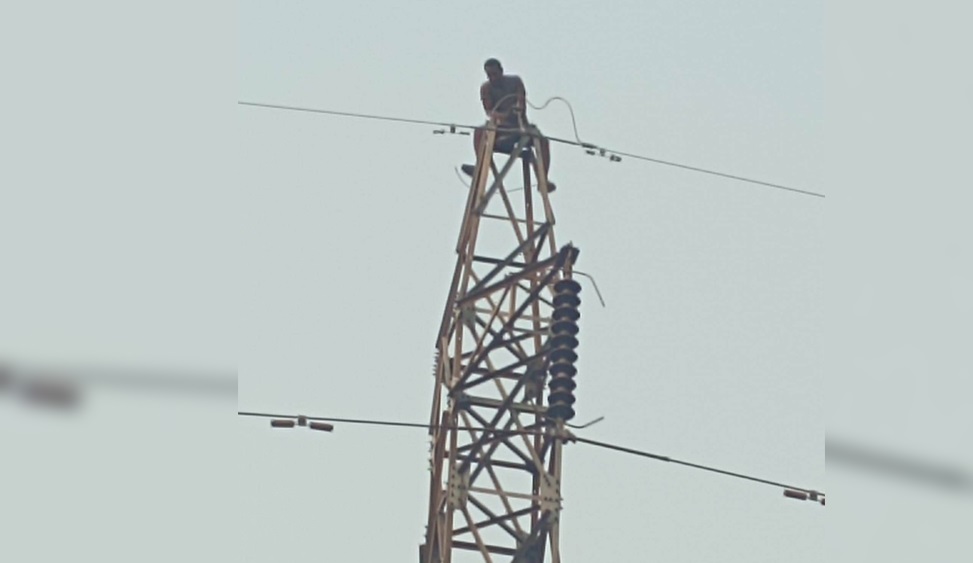 सडकमा भ्रष्टाचार रोक्न माग गर्दै एक युवा ५ घण्टादेखि विद्युत हाइटेसन लाइनमा