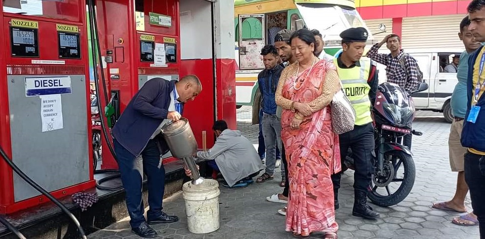 पोखराका पाँच पेट्रोलपम्पमा पोखरा महानगरको अनुगमन