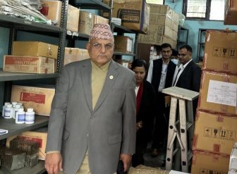 औषधी र स्वास्थ्य उपकरण थन्काउने होईन भन्दै स्टोर हेर्न पुगे मुख्यमन्त्री