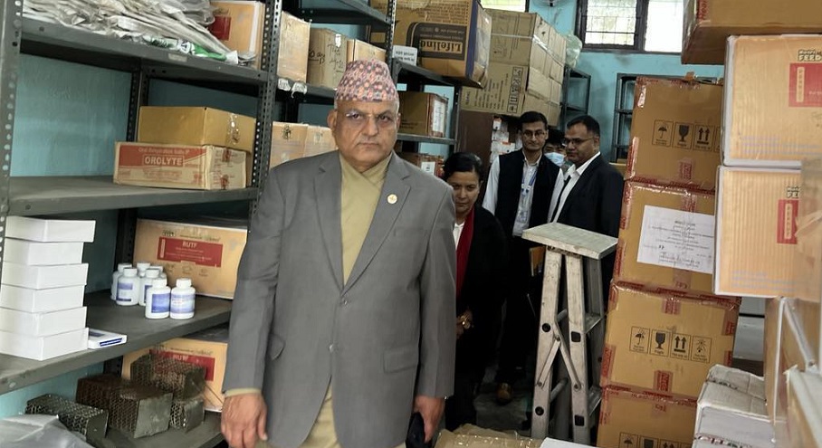 औषधी र स्वास्थ्य उपकरण थन्काउने होईन भन्दै स्टोर हेर्न पुगे मुख्यमन्त्री