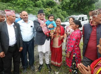 जन्मगाउँ पुगेर अन्तरक्रिया गरे प्रधानमन्त्री प्रचण्ड