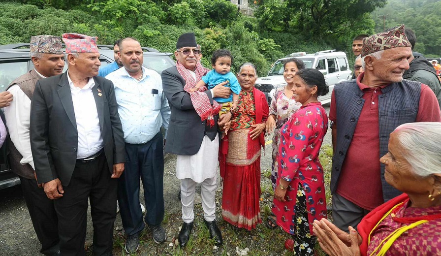 जन्मगाउँ पुगेर अन्तरक्रिया गरे प्रधानमन्त्री प्रचण्ड