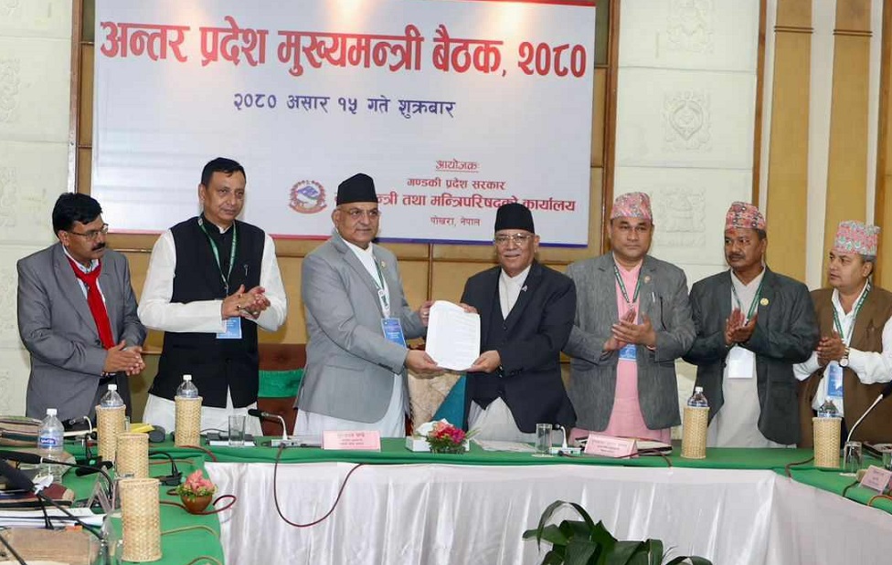 मुख्यमन्त्रीहरुले प्रधानमन्त्रीलाई १७ बुँदे साझापत्र बुझाए