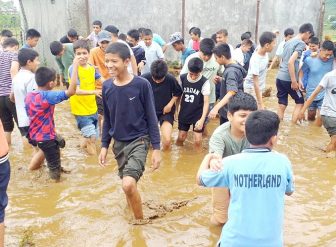विरौटामा धान रोपाई सिक्दै मदरल्याण्डका विद्यार्थीहरू