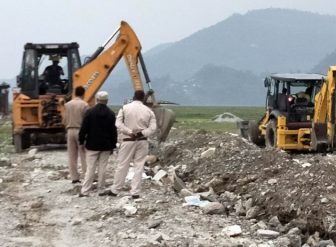 फेवातालको सिमसार पुरेर बनाइएको प्लटिङमा पोखरा महानगरको डोजर