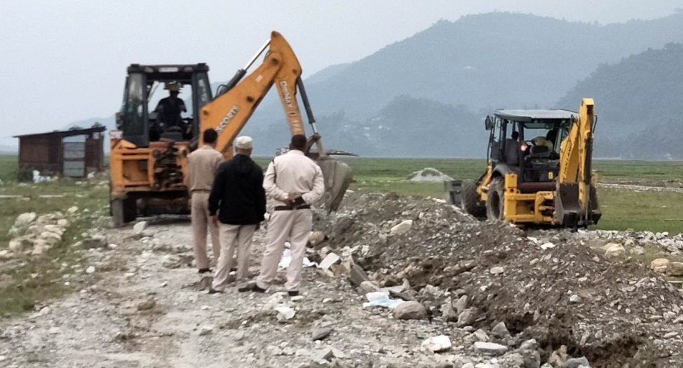 फेवातालको सिमसार पुरेर बनाइएको प्लटिङमा पोखरा महानगरको डोजर