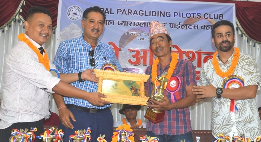 नेपालको पहिलो प्यारापाइलट राजेश बमजनलाई लाइफटाईम अचिभमेन्ट अवार्डबाट