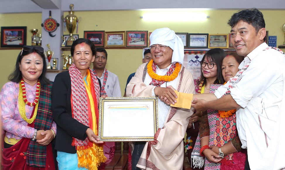 रेडियाकर्मी सारुमगरलाई ‘मौलिक कौराहा पत्रकारिता पुरस्कार’