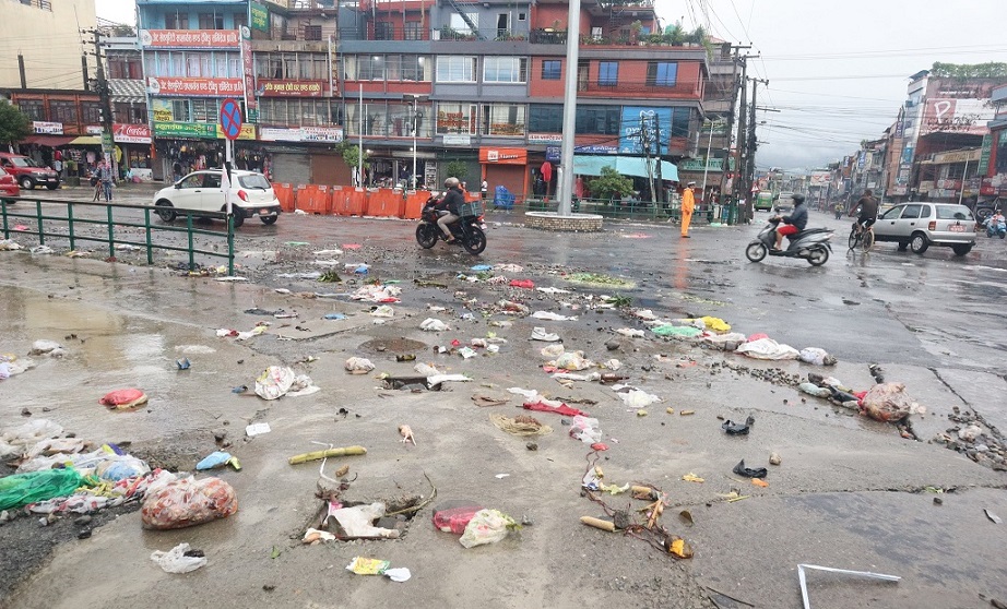 पोखराको सडकमा फोहोर तस्बिरः सुर्दशन रञ्जित