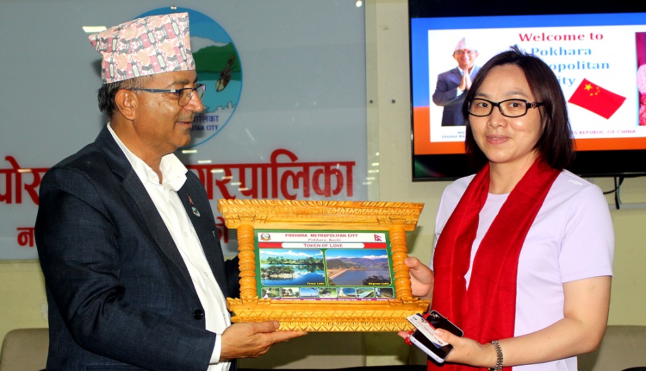 पोखरामा रेलमार्ग बारे प्रमुख आचार्य र चिनियाँ प्राविधिकहरू बिच छलफल