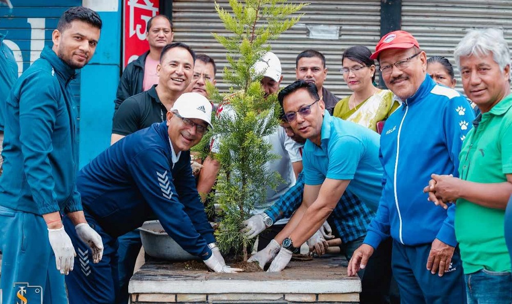 पोखरा महानगरले न्युरोडमा बिरुवा रोप्दै