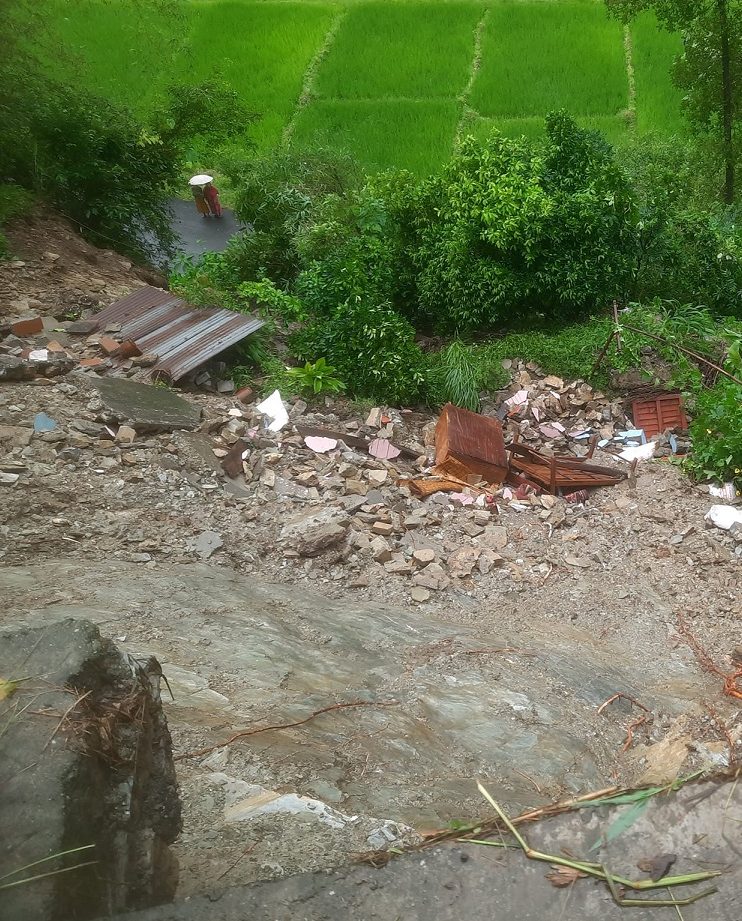 पोखराको ठुलाखेतमा पहिरो, घर र गोठ बग्यो