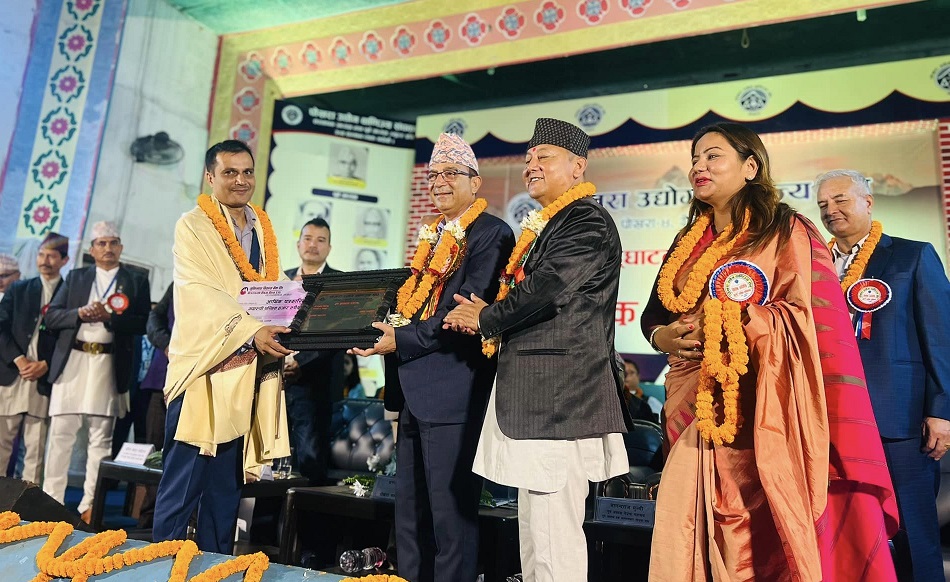पोखरा उद्योग वाणिज्य सँग आर्थिक पत्रकारिता पुरस्कारबाट बाशुदेव मिश्र सम्मानित