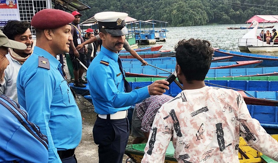 पोखराको फेवातालमा डुंगा चालकको मापसे जाँच