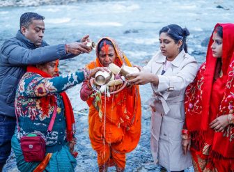 पोखरामा पनि उदाउँदो सूर्यलाई अर्घ दिएसँगै सकियो छठ पर्व तस्बिरः सञ्जय शाक्य