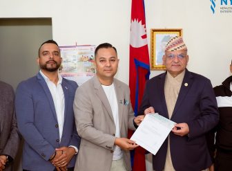नेपाली युवा उधमी मञ्च पोखराले भुकम्प पिडितलाई सहयोग गर्न चेक हस्तान्तरण