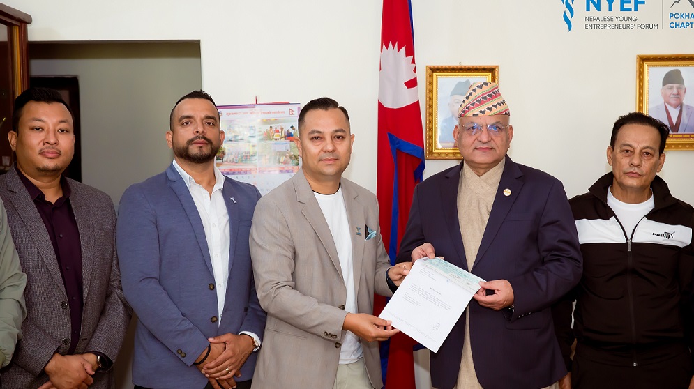नेपाली युवा उधमी मञ्च पोखराले भुकम्प पिडितलाई सहयोग गर्न चेक हस्तान्तरण