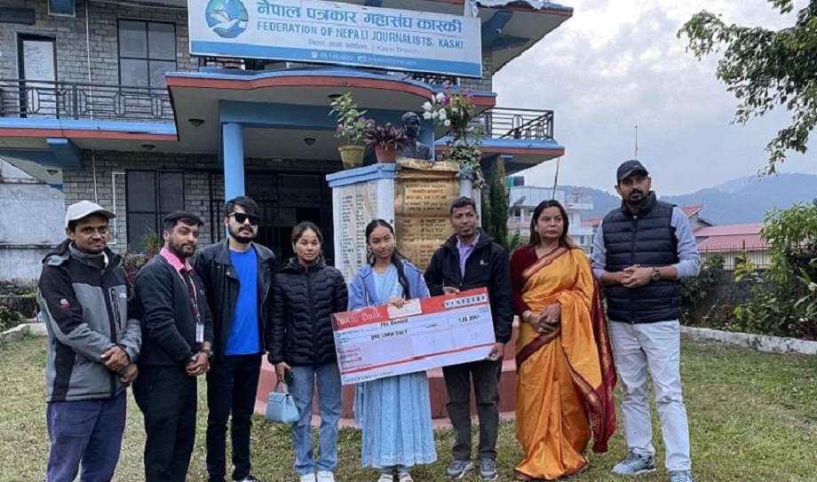 पत्रकार त्रिभुवन पौडेल अक्षयकोषमा राईको १ लाख सहयोग