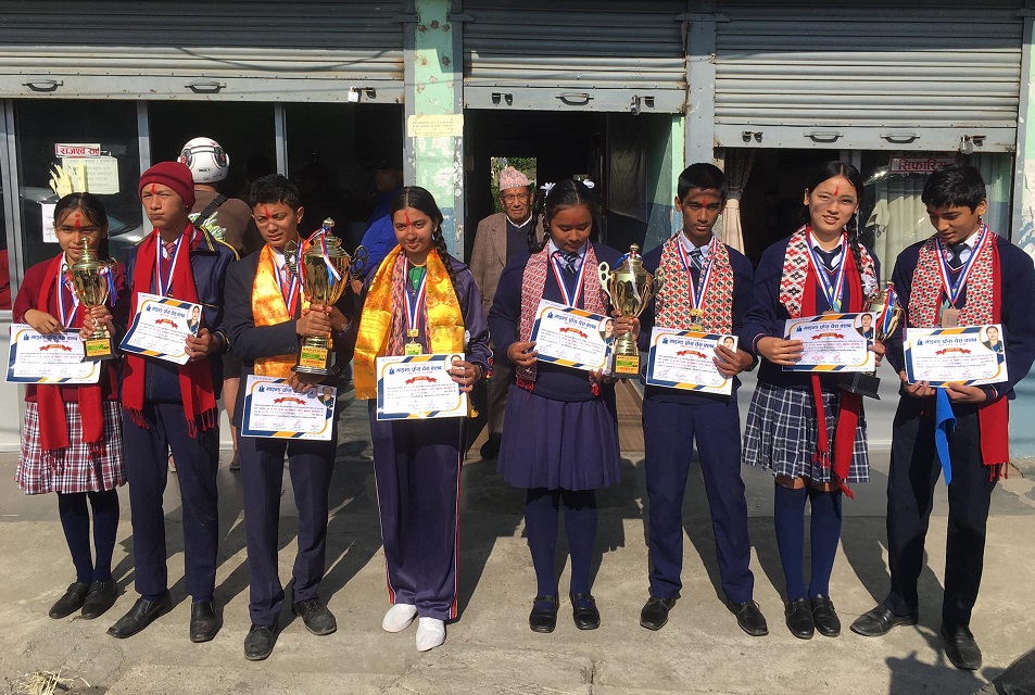 पोखरामा भएको विद्यालयस्तरीय बुद्धिचालको उपाधि आलिस्मा र परिवेशलाई