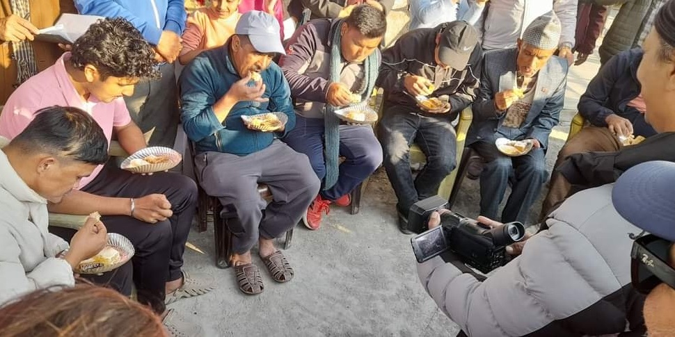 लेखनाथमा भएको मह खाने प्रतियोगितामा लामिछाने प्रथम