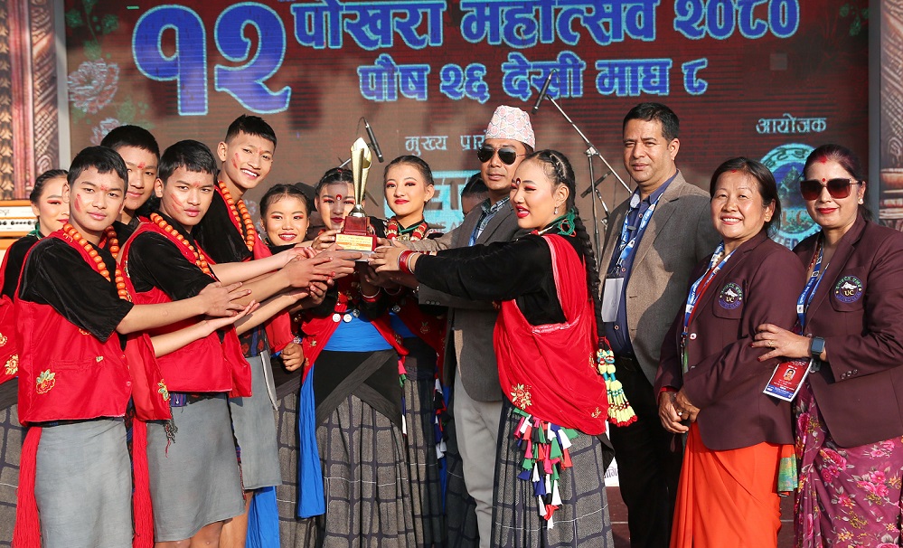 पोखरा महोत्सवमा आयोजित विद्यालय स्तरीय लोकनृत्य प्रतियोगिताको उपाधि सरस्वती आदर्शलाई